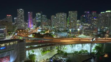 Şehir merkezindeki yüksek otobanı ve yüksek binaları olan Miami şehri gece manzarası. ABD 'de kentsel altyapı kavramı
