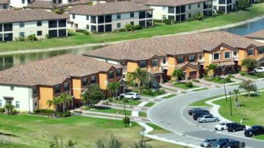 Florida yerleşim bölgesindeki Amerikan apartmanlarının hava manzarası. ABD 'nin banliyölerinde konut geliştirme örneği olarak yeni aile evleri.