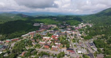 Boone, Kuzey Carolina. Appalachian Blue Ridge Dağları 'ndaki tarihi Amerikan kasabası. Watauga County, ABD 'deki eski şehir mimarisi. Yukarıdan sokaklar ve tarihi binalar