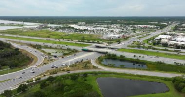 Sarasota, Florida kentsel alanındaki karayolu kavşağında elmas kesişiminin bölünmesi. Trafik ışıkları arabaların hızlı geçişi için kavşak şeritlerini düzenledi