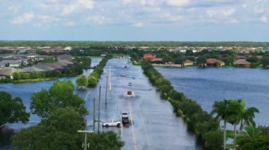 Florida yolunu boşaltma araçlarıyla doldurdu ve Sarasota banliyölerinde su evleri ile çevrili. Kasırga doğal felaketinin sonuçları.