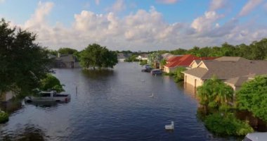 Florida 'daki yerleşim birimlerinde kasırga sularından evleri su basmış. ABD 'nin güneyindeki doğal afet sonrası