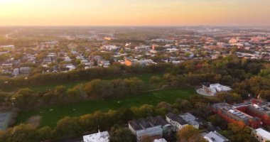 Savannah, Georgia 'daki Forsyth Park. Aydınlatılmış sokakları ve tarihi binaları olan Amerikan mimarisi