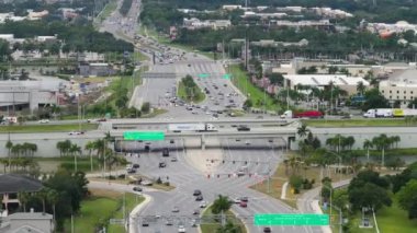 Sarasota, Florida 'da hızla hareket eden trafik arabalarıyla elmas kavşağı. ABD 'de eyaletler arası ulaşım altyapısı.