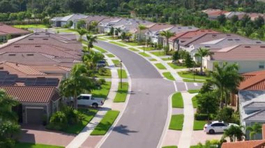 Florida 'nın güneybatısında büyük yerleşim yerleri var. Kırsal ABD banliyölerindeki Amerikan evleri.