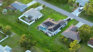 Florida 'daki evin arka bahçesinde yüzme havuzu ve verandanın dış tarafında da koruma var. Yaz günü ılık havuz suyunda eğleniyorum..