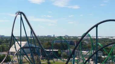 Florida, Orlando 'daki lunaparkta hız trenine binmek.