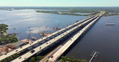 Amerikan karayolu köprüsündeki yol çalışması şantiyesi. Florida, Ellenton 'daki Manatee Nehri' ni geçen J D Young Memorial Köprüsü 'nden geçen araçlar için altyapı genişliyor.