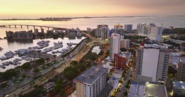 Sarasota, Florida, gün batımında. ABD seyahat rotası. Yatlar Sarasota Körfezi marinasına yanaştı. Amerikan liman kenti şehir mimarisi