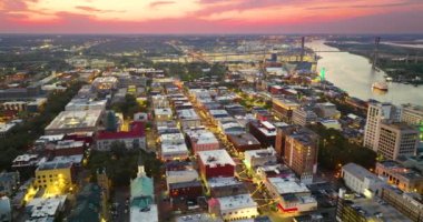 Savannah, Georgia 'da. Eski tarihi şehirde Broughton Caddesi 'nin kentsel manzarası. Gün batımında ABD şehir manzarası