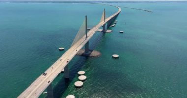 Florida, ABD 'nin ulaşım altyapısı. Tampa Körfezi üzerinde trafik arabalarıyla Sunshine Skyway Köprüsü.