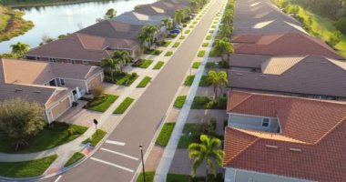 ABD 'nin banliyölerindeki zengin yerleşim bölgesi. Güneybatı Florida 'da pahalı banliyö evleri olan zengin bir mahalle..