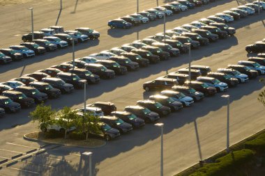 Satılık bir sürü yeni arabasıyla bayilik otoparkının havadan görüntüsü. Amerikan otomotiv endüstrisinin gelişimi.