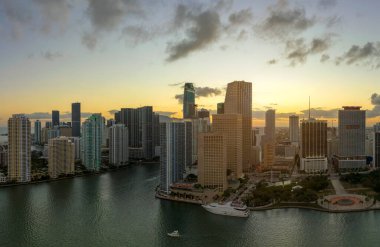 Miami Brickell 'in şehir merkezinin hava görüntüsü, Florida, ABD gün batımında. Modern Amerikan megapolis 'indeki yüksek ticari ve meskun gökdelen binaları.