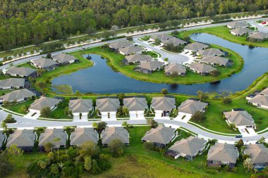 Florida 'nın güneybatısındaki küçük bir kasabadaki pahalı konutların hava manzarası. Amerikan banliyölerinde emlak gelişimine örnek olarak Amerikan rüya evleri.