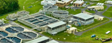 Kentsel atık su arıtma tesisindeki modern su temizleme tesisinin havadan görüntüsü. İstenmeyen kimyasalların, askıya alınmış katı maddelerin ve gazların kirlenmiş sıvılardan çıkarılması süreci.