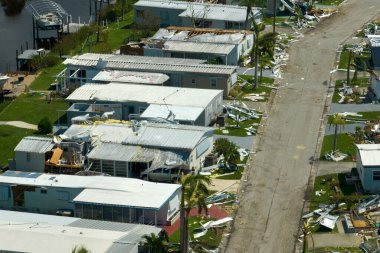 Florida 'nın güneybatı bölgesindeki doğal afetlerin hava görüntüsü. İkamet alanındaki Ian Kasırgası mobil evleri ağır hasar görmüş..