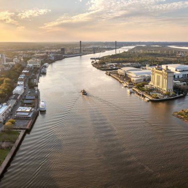 Savannah, Georgia 'daki River Caddesi' nin havadan görüntüsü. Amerikan şehri tarihi mimarisi. ABD geceleri panoramik şehir manzarası.