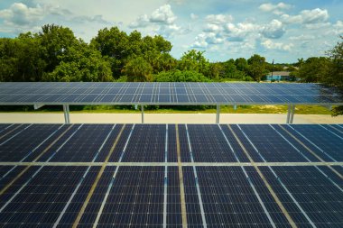 Güneş panellerinin havadan görünüşü park yerinin gölgelik çatısı olarak yerleştirildi. Etkili temiz elektrik üretimi için park edilmiş arabalar için. Fotovoltaik teknoloji şehir altyapısına entegre edildi.