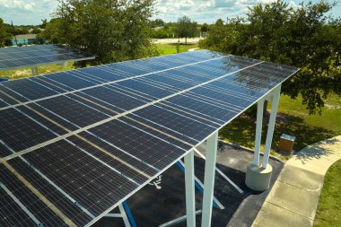 Güneş panellerinin havadan görünüşü park yerinin gölgelik çatısı olarak yerleştirildi. Etkili temiz elektrik üretimi için park edilmiş arabalar için. Fotovoltaik teknoloji şehir altyapısına entegre edildi.