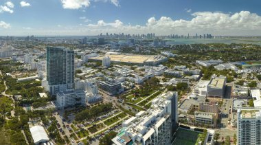Güney Sahili mimarisinin havadan görünüşü. Yüksek lüks otelleri ve apartmanları olan Miami Beach City. Güney Florida, ABD 'deki turizm altyapısı.
