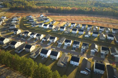 Güney Carolina banliyö bölgesinde sıkıca yerleştirilmiş yeni aile evleri. Amerikan banliyölerinde gayrimenkul geliştirme.