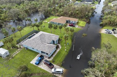 Doğal afet sonrası. Etrafı Ian Kasırgası ile çevrili sel suları Florida yerleşim bölgesindeki evleri sarıyor.