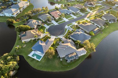 Amerikan banliyölerinde kırsal kesimde Amerikan rüya evleri var. Kuzey Liman, Florida 'daki deniz kıyısındaki yerleşim yerlerinin manzarası.