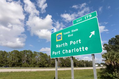 Florida, ABD 'de hızlı otoyol üzerinde Amerika eyaletler arası otoyol çıkış tabelası. I-75 otoyolu kavşağı Kuzey Limanı ve Charlotte Limanı 'na çıkıyor..