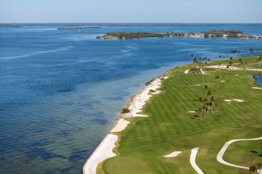 Boca Grande 'de yeşil çimenli büyük golf sahası güneybatı Florida' da Gasparilla Adası 'nda küçük bir kasaba..