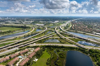Karmaşık otoyol üst geçidi Miami, Florida 'da yoğun trafik olan şeritleri yükseltti. Amerikan yüksek hızlı yol ayrımları.