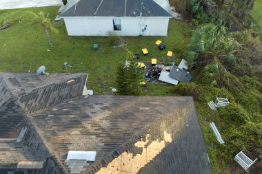 Doğal afetin sonuçları. Florida 'daki Ian kasırgasından sonra kiremitleri eksik olan hasarlı ev çatısı..