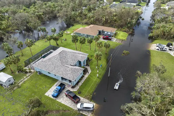 Doğal afet sonrası. Etrafı Ian Kasırgası ile çevrili sel suları Florida yerleşim bölgesindeki evleri sarıyor.