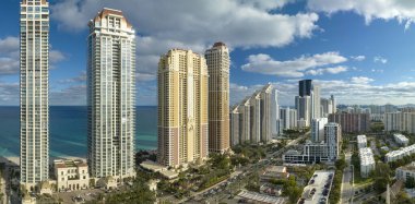 Sunny Isles Sahili 'ndeki Atlantik Okyanusu kıyısında pahalı oteller ve daireler. Güney Florida 'daki Amerikan turizm altyapısı.