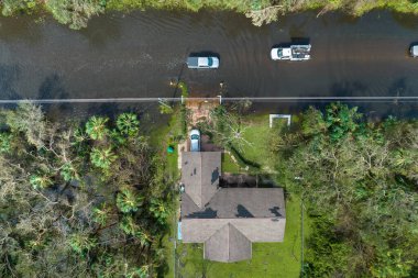 Amerikan caddesini hareket halindeki araçlarla doldurdu ve Florida yerleşim bölgesinde su evleri ile çevrili. Ian kasırgasının doğal afeti..