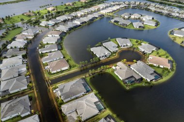 Florida 'nın banliyölerindeki yağmur suyu yüzünden sular altında kalan evlerle dolu bir yerleşim bölgesi. Güney Amerika 'daki doğal afet sonrası.