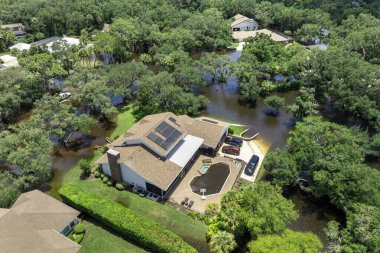 Florida 'da sel, tropikal fırtınadan kaynaklanıyor. Sel sularıyla çevrili yerleşim yerlerindeki banliyö evleri. Doğal afetten sonra.