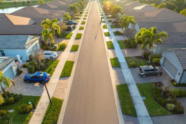 Güneybatı Florida 'da yeşil palmiye ağaçları arasında pahalı evleri olan kapılı bir topluluk. ABD 'de birinci sınıf konut geliştirme.