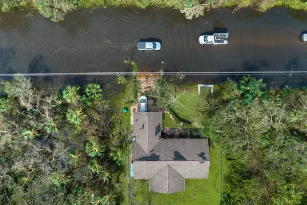 Amerikan caddesini hareket halindeki araçlarla doldurdu ve Florida yerleşim bölgesinde su evleri ile çevrili. Ian kasırgasının doğal afeti..