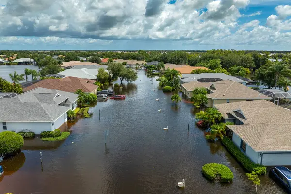 Florida 'nın banliyölerindeki yağmur suyu yüzünden sular altında kalan evlerle dolu bir yerleşim bölgesi. Güney Amerika 'daki doğal afet sonrası.
