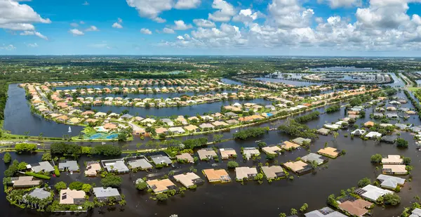 Florida 'nın banliyölerindeki yağmur suyu yüzünden sular altında kalan evlerle dolu bir yerleşim bölgesi. Güney Amerika 'daki doğal afet sonrası.