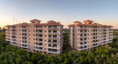 Florida 'nın banliyö bölgesinde yeni bir apartman dairesi. Sakin bir mahallede aile evleri. Amerikan banliyölerinde gayrimenkul geliştirme.