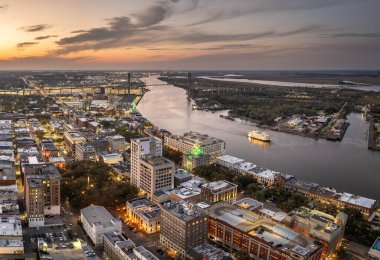 Georgia 'nın eski tarihi şehri Savannah. Günbatımında Güney Amerika şehir manzarası.