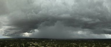 Yaz mevsiminde Florida kırsalında sağanak yağmur. Fırtınalı bulutlardan akan yağmur suyu.