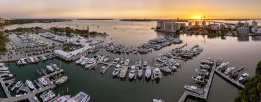 Sarasota, Florida, gün batımında. ABD seyahat rotası. Yatlar Sarasota Körfezi marinasına yanaştı. Amerikan liman kenti şehir mimarisi.