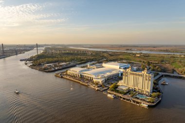 Georgia 'nın tarihi Savannah şehrindeki Savannah Kongre Merkezi. Günbatımında Güney Amerika şehir manzarası.