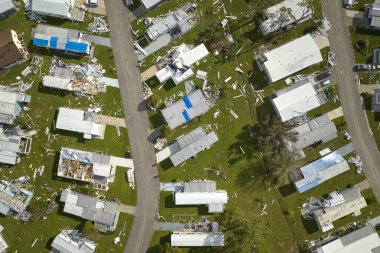 Florida gezici ev bölgesinde Ian kasırgasından sonra ciddi hasar görmüş evler. Doğal afetin sonuçları..