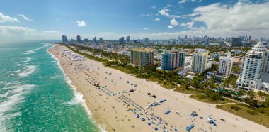 South Beach yüksek lüks oteller ve apartmanlar. Miami Beach City 'nin güney kıyısı. Florida, ABD 'deki turizm altyapısı.