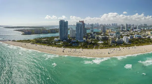 Amerika 'da popüler bir tatil yeri. Okyanus sıcak suları ve ABD 'nin Florida kentindeki Miami Beach' te kumlu sahiller. Amerika 'ya seyahat.