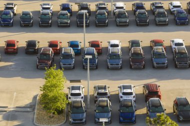 Satıcıların açık hava otoparkından bir sürü yeni araba satışa sunuluyor. Amerikan otomotiv endüstrisinin gelişimi kavramı.